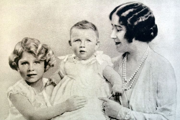 Семейный портрет герцогини Йоркской (позже королевы Елизаветы) и двух ее дочерей, принцессы Елизаветы (позже королевы Елизаветы II) и принцессы Маргрет, ее сестры