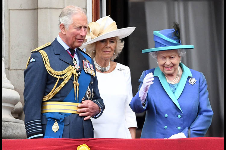 Трон переходит к 73-летнему старшему сыну Елизаветы Чарльзу. В 1958 году он получил титул принца Уэльского (на фото: принц Уильям, герцогиня Кембриджская и королева Елизавете II на балконе Букингемского дворца)