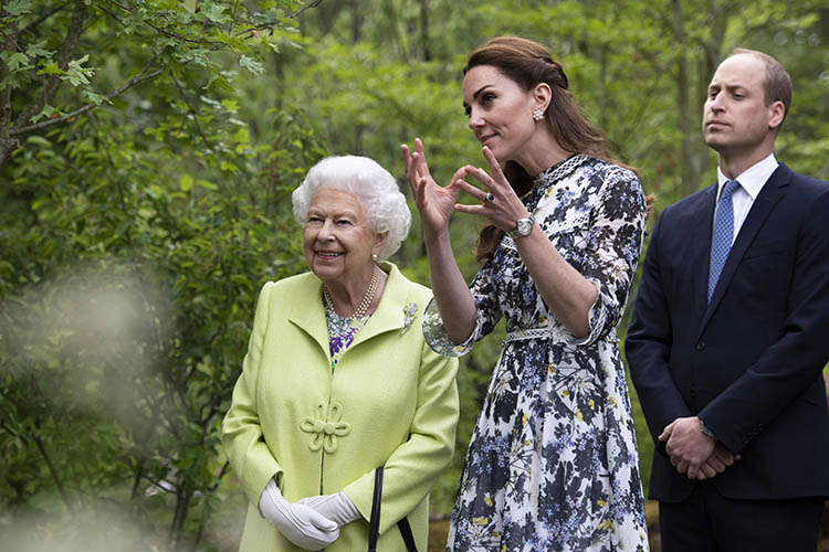 Теперь наследником престола стал принц Уильям (на фото: Елизавета II, принц Уэльский и герцогиня Корнуолльская)