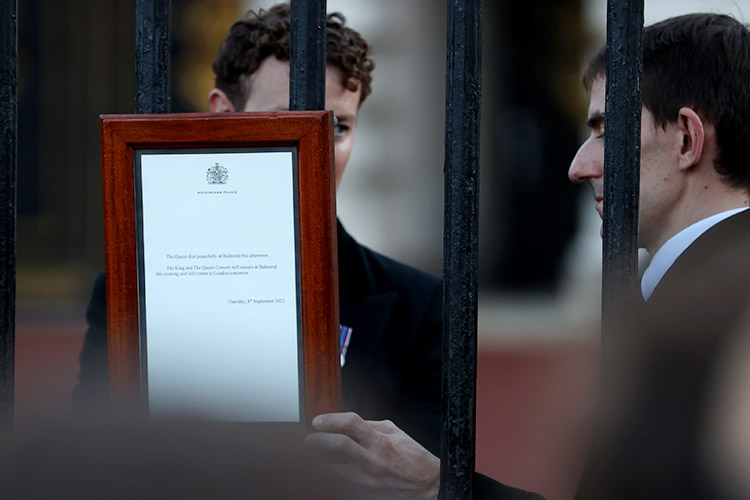 8 сентября 2022 года королева Великобритании Елизавета II скончалась в возрасте 96 лет. Уведомление о смерти размещено на воротах Букингемского дворца