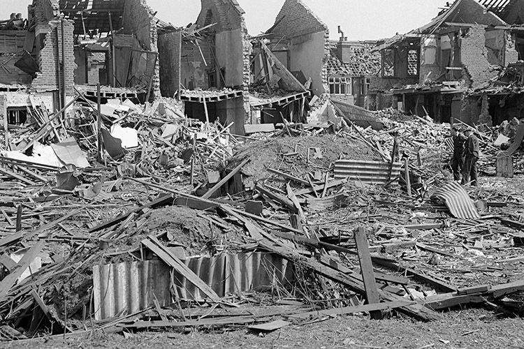 После Второй Мировой войны Экономика Англии еле дышала. В руинах лежали и многие города, включая Лондон