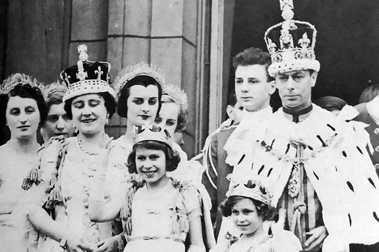 История великой Англии началась с королевы Елизаветы Первой и закончилась на королеве Елизавете Второй (на фото Елизавета 3-я справа в первом ряду)