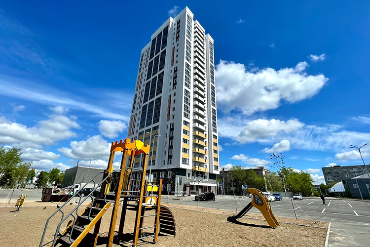 24-х этажный многоквартирный дом на Бирюзовой улице, построенный ООО «СК «АскоГрупп», сразу обращает на себя внимание