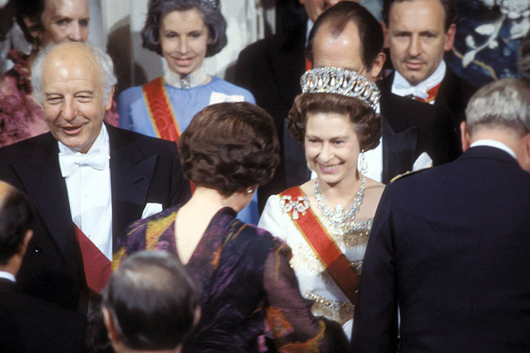 «Это была особая эпоха правления Елизаветы II. Посмотрим, что будет с Чарльзом, который теперь коронован»