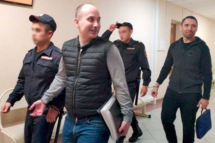 В Вахитовском суде Рамиль Насыров и Айрат Камалов появились в сопровождении конвоиров. Их ждала «группа поддержки», с которыми фигуранты поздоровались, не скрывая улыбок