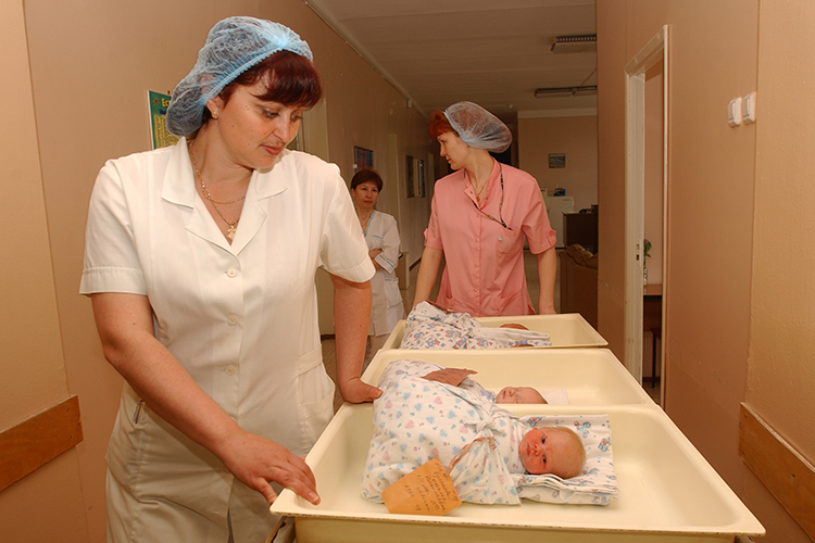 В 2021 году в Татарстане родились 40,9 тыс. детей. Из них в перинатальном центре при РКБ на свет появилось около 8 тыс. детей, и 17% из них — раньше срока