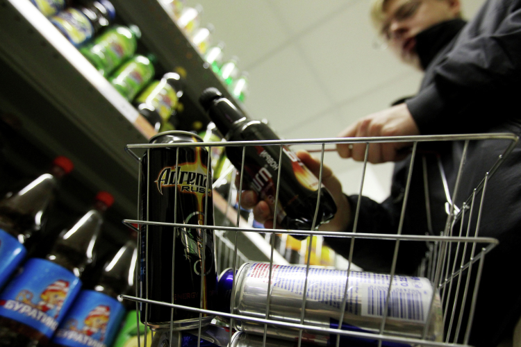 Депутаты предлагают следить за продажей тонизирующих напитков несовершеннолетним, а также ввести ответственность за вовлечение их к употреблению