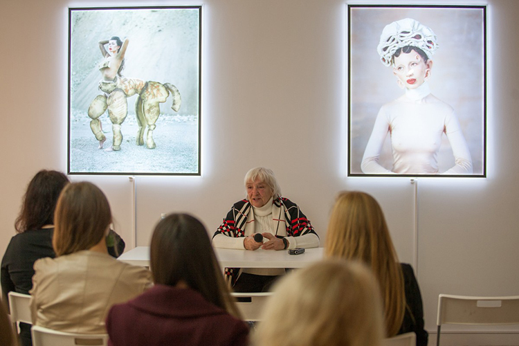 В казанской галерее современного искусства  «БИЗОN» состоялась лекция Людмилы Блиновой про влияние культурного кода сказки на развитие личности