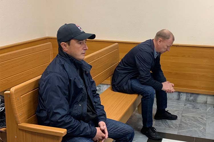 В Приволжском районном суде спустя год расследования начался процесс по делу бывшего инспектора экзаменационного отдела ГИБДД Казани Шамиля Бикушева (слева) и его знакомого — Ильнура Сиразетдинова (справа)
