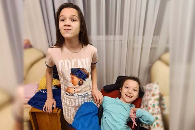 Двойняшки Замира и Камила Гизатуллины родились недоношенными. В четыре месяца девочкам поставили страшный диагноз — «детский церебральный паралич»