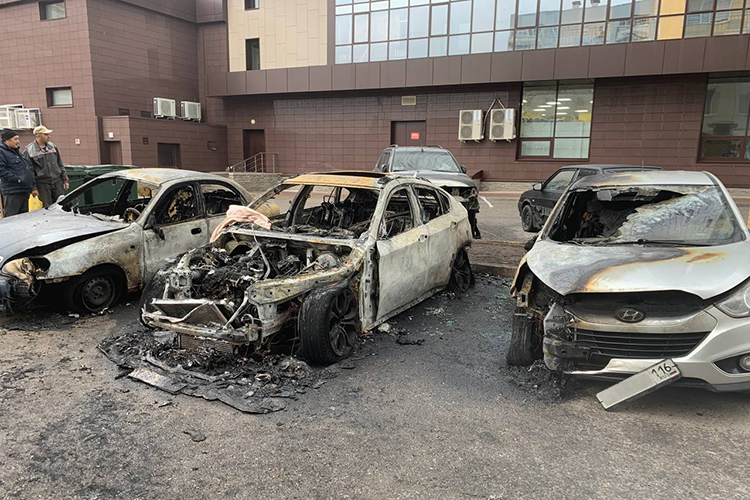 «Вся парковка могла в угли превратиться!»: незадачливый пироман спалил 7 машин в Челнах