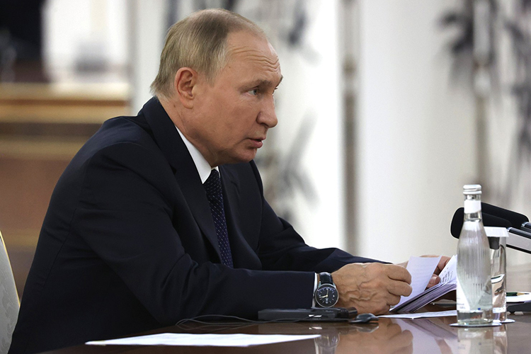 Владимир Путин: «За первые семь месяцев текущего года объем взаимной торговли вырос еще на 25 процентов. Убежден, что по итогам года мы выйдем на новые рекордные показатели, а в близкой перспективе, как договаривались, доведем годовой товарооборот до 200 и более миллиардов долларов»