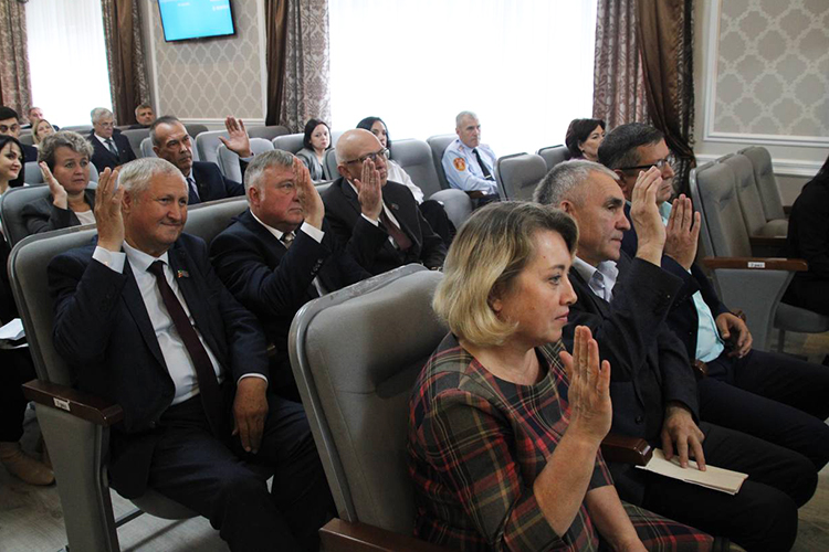 Мероприятие было трогательное. Депутаты, у которых спросили, есть ли еще предложения по кандидатурам на должность главы Менделеевска, кричали из зала громкое: «Нет!»
