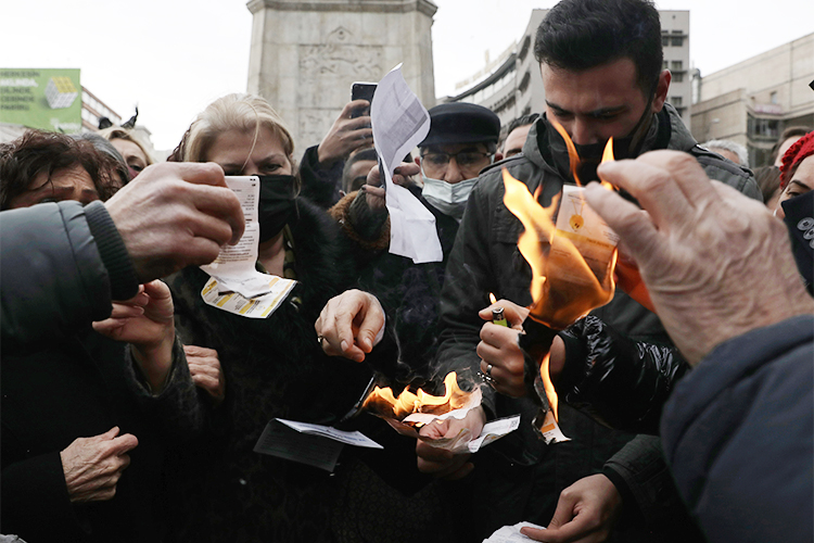 Европейцы сжигают свои счета за газ и электричество в знак протеста