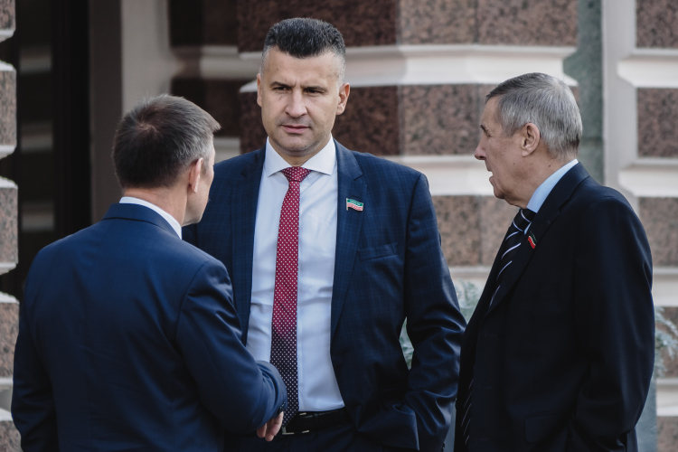 Сергей Раковец (в центре) продолжает путешествие по руководящим постам оборонки