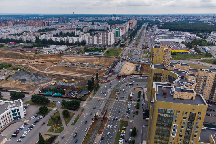 С начала 2021 года в Казани строится Вознесенский тракт. Первый этап стоимостью 13,4 млрд рублей от улицы Гвардейской до проспекта Победы готов на 70%