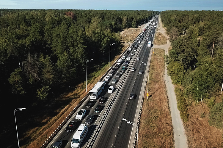 Горьковское шоссе остается самым «пробочным» в Казанской агломерации. Автомобильный поток стоит на въезде со стороны Верхнеуслонского и Зеленодольского районов