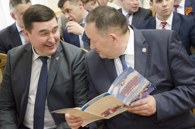 Сохраняет пока политический вес исполнительный директор Госжилфонда при президенте РТ Марат Зарипов (слева на фото), который продолжает перестраивать модель управления и стратегию развития ГЖФ, ежегодный бюджет которого колеблется в районе 12-15 млрд рублей
