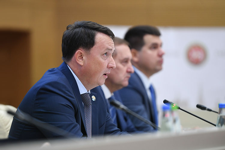 Формально отопительный сезон в Татарстане уже стартовал. 37 муниципалитетов уже приняли решения о пуске тепла, остальные догонят до конца недели, отметил Марат Айзатуллин