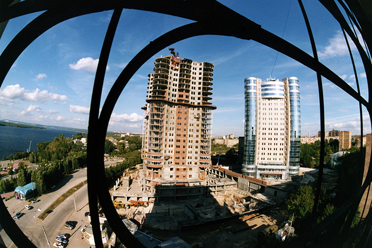 Казань снова лидер по росту цены 1 кв. м жилья среди городов-миллионников России. Например, в Самаре цена скакнула на 25%, в Перми — на 13%, в Нижнем — на 16%, а в Москве — всего на 5 процентов