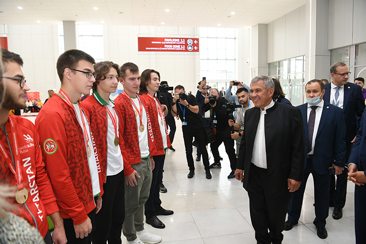Одним из гостей Kazan Digital Week, кто решился посетить и «Фиджитал игры», стал президент РТ Рустам Минниханов. «Всё, что сейчас делается — на перспективу. Очень приятно, что руководство страны доверило нам такое мероприятие»