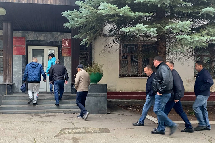 Несильно отличалась ситуация в военкомате Ново-Савиновского района. При корреспонденте за два часа в здание зашло около 15 мужчин, причем многие выходили буквально спустя пять минут