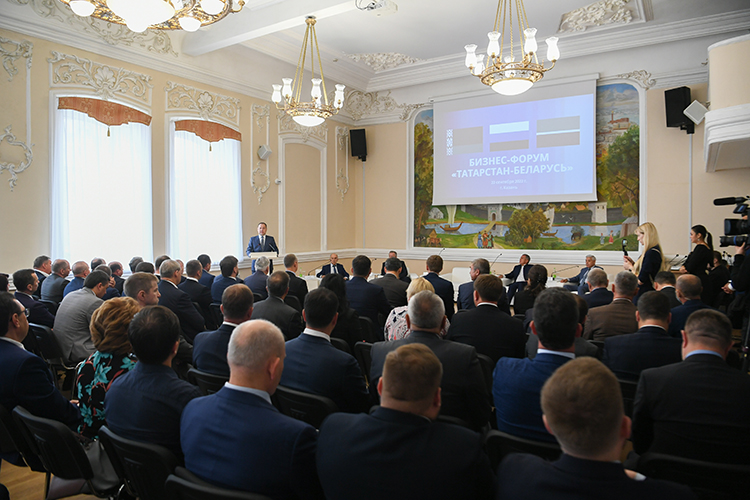 Сегодня в Казани стартовал бизнес-форум «Татарстан- Беларусь», где еще в самом начале между татарстанскими и белорусскими компаниями было подписано 10 контрактов на общую сумму более 2 миллиардов