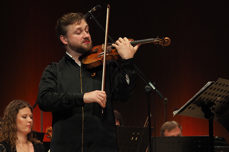 Павел Милюков: «У скрипки нет тембра, она не звучит, когда лежит. Звук создает артист. И если один инструмент возьмут два разных скрипача или даже я сегодня и завтра, это будет два разных тона»