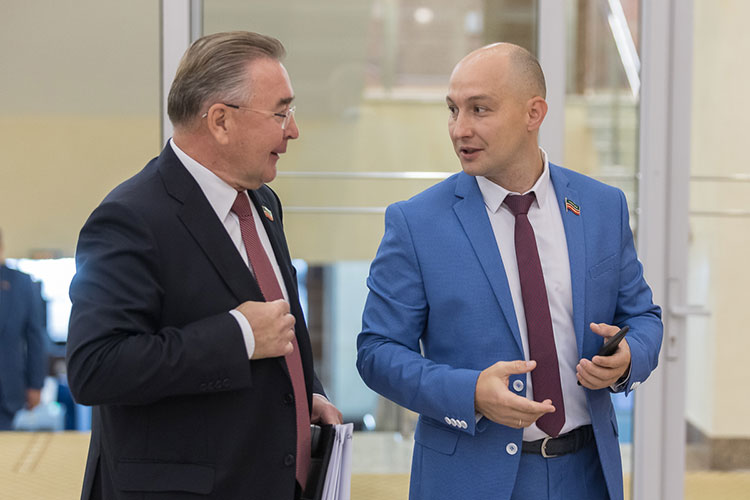 Эдуард Шарафеев (справа) признался, что сейчас думает, ехать ли на фронт добровольцем