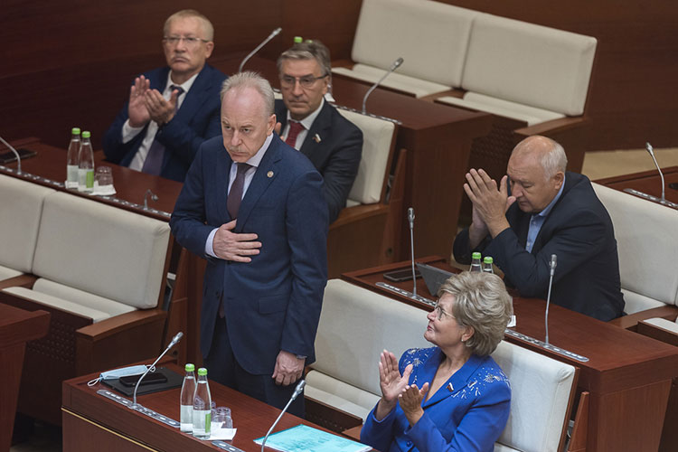 Назначенный накануне сенатор от Татарстана Александр Терентьев сегодня принимал поздравления от спикера ГС РТ Фарида Мухаметшина