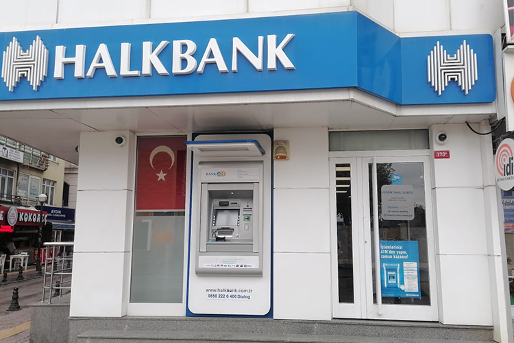В Halkbank оператор также заявила, что ограничений на работу с картами «Мир» нет и банк продолжает взаимодействие с системой в прежнем режиме. Тем не менее, в этот день снять деньги с карты «Сбербанк Мир» так и не удалось