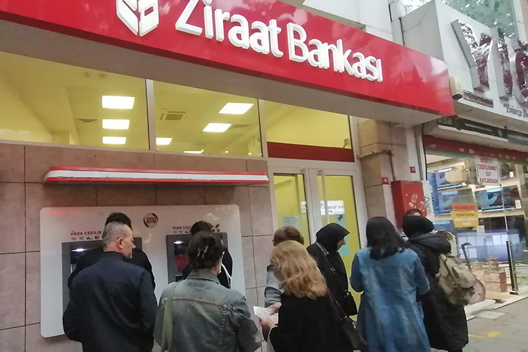 Среди банкоматов относительно стабильно продолжили работу аппараты Ziraat Bankası и Halkbank, при этом эксперты сказали, что лучше пользоваться картами российских банков, не находящихся под санкциями