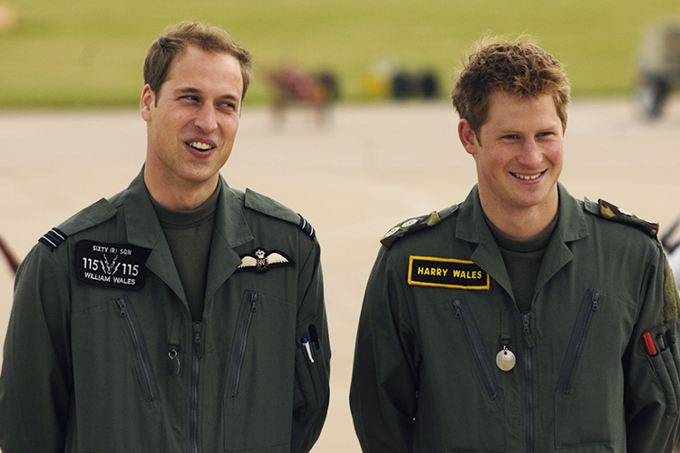 Принц Уильям окончил Королевскую военную академию и лётную школу, служил пилотом спасательного, а потом санитарного вертолета. Принц Гарри окончил ту же академию и целый год служил в Афганистане