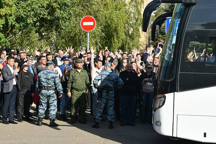 Два автобуса с призывниками отправились в Казань под аплодисменты людей
