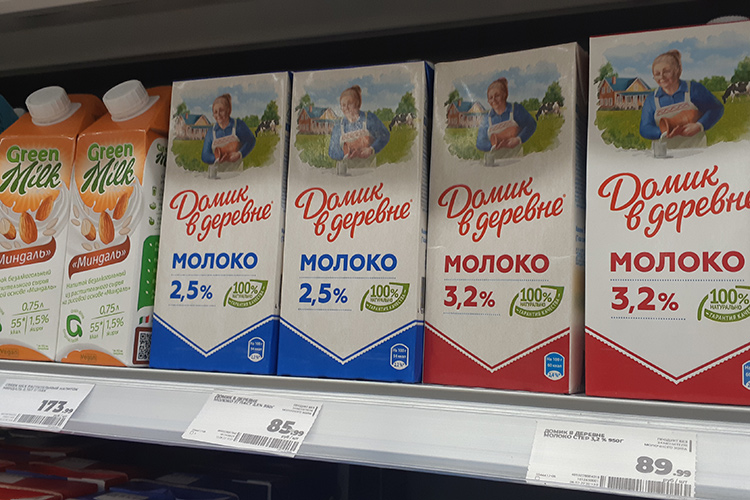 Показательны и ценники «Домика в деревне» в корзинке «Магнита»: коробка 3,2-процентного молока в сентябре стоит 89,99 рубля, что на 12,5% дороже, чем в июне, и на треть (+34%), чем в декабре 2021-го