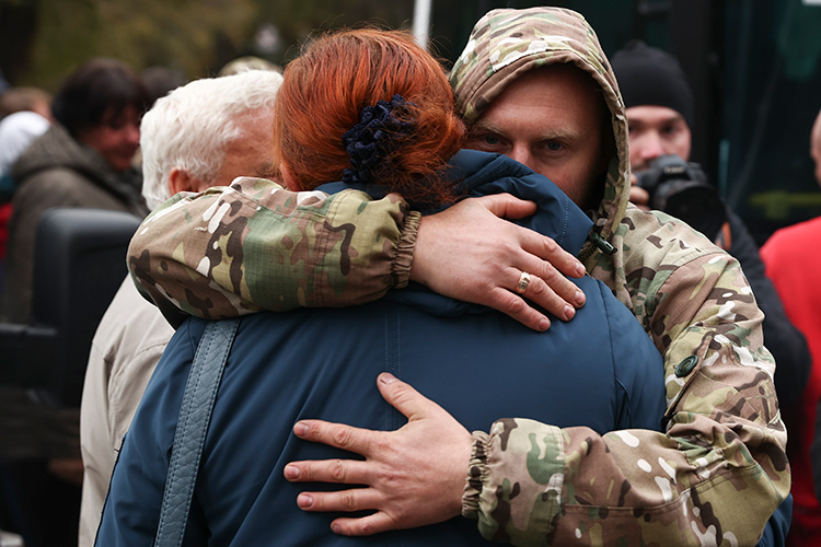 Главное к 18:00: Британия вводит санкции из-за референдумов, сенатор Бондарев попросил Шойгу отправить его на фронт