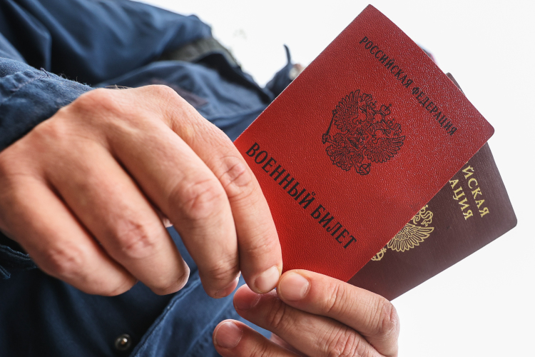 «Паспорт гражданина России — это не только права, но и обязанности. Если складывается такая ситуация, как есть на сегодня, кому по закону положено защищать страну — обязан защищать»