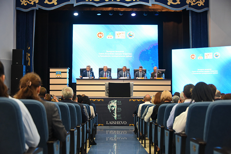 Заседание совета ассамблеи народов Татарстана, которое прошло вчера в в Лаишево, по большей части было посвящено не национальной политике, а украинским событиям и мобилизации