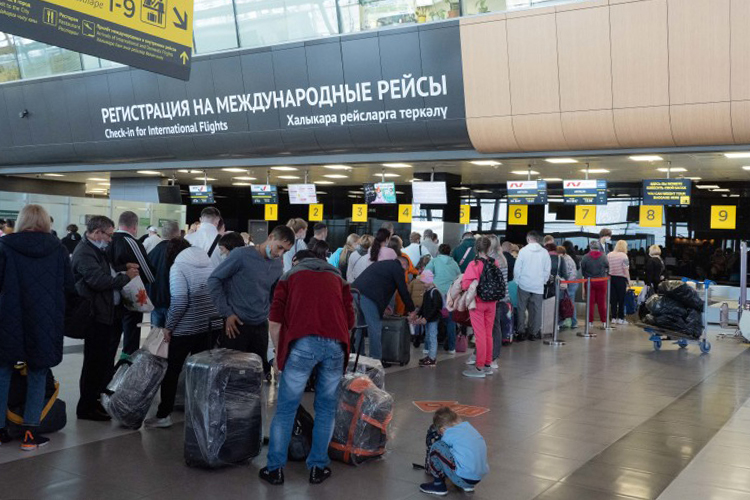 Сразу после объявления мобилизации, 21 сентября, авиабилеты закончились на прямые рейсы из Москвы в Стамбул, Ереван, Баку и другие соседние страны, которые не требуют виз для въезда
