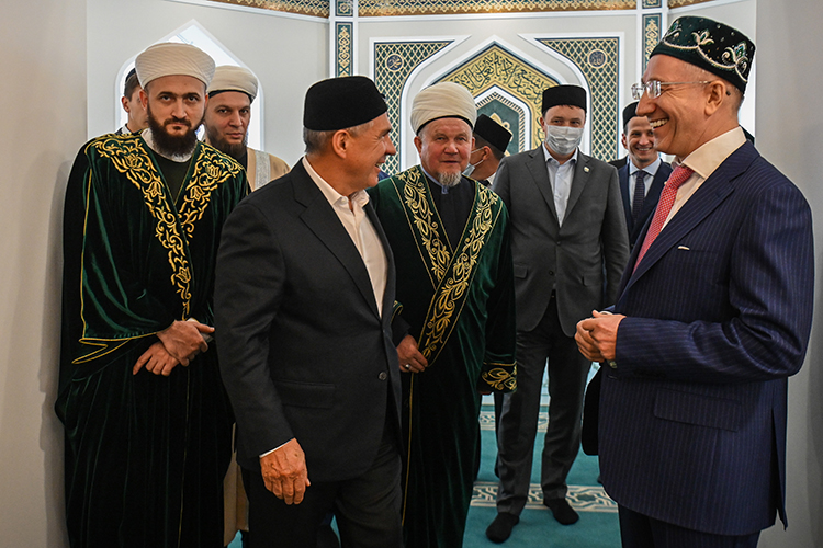 Официальное открытие мечети «Рауза», что недалеко от Советской площади, с участием татарстанских VIP’ов состоялось сегодня при проливном дожде, что само по себе в исламе считается хорошим знаком