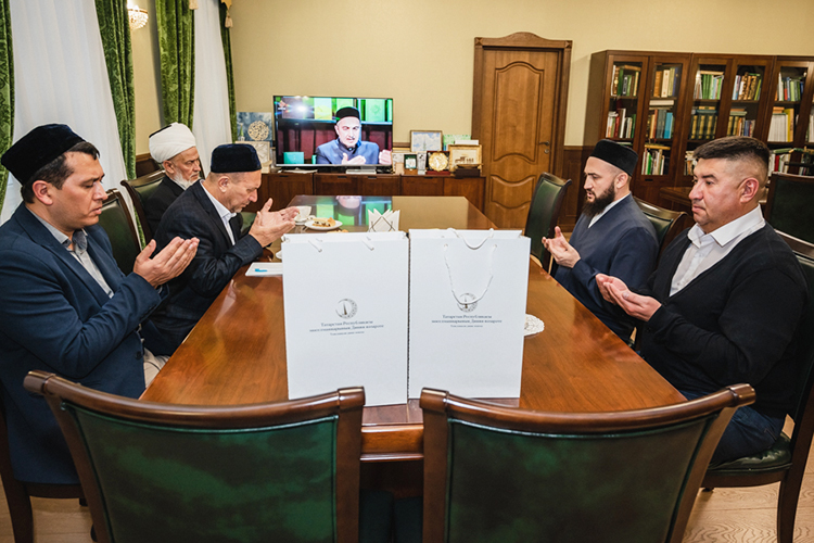 Единственным публичным мероприятием, в котором участвовал пир, была его встреча с муфтием Татарстана Камилем Самигуллиным