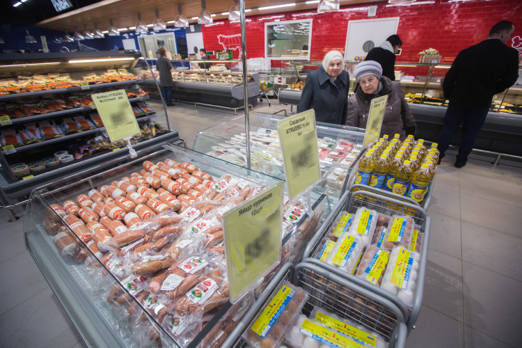 За последний месяц около 40% россиян заметили рост цен на мясо и птицу, около трети сограждан говорят о подорожании молока, сахара и морепродуктов, свидетельствуют данные опроса ФОМ