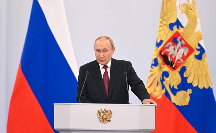 Владимир Путин: «Мы будем защищать нашу землю всеми имеющимися у нас силами и средствами и сделаем все, чтобы обеспечить безопасную жизнь наших людей. В этом великая освободительная миссия нашего народа»