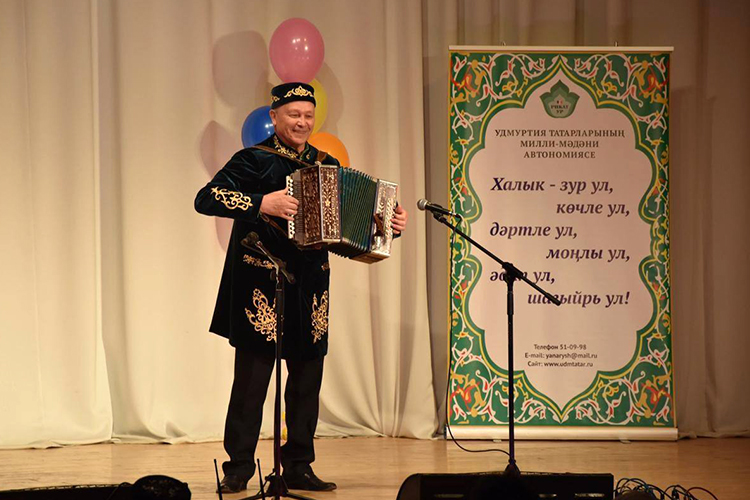 Ринат Мухутдинов (на фото) вошел в золотую десятку гармонистов России на всероссийском фестивале «Играй, гармонь, на Черном море»
