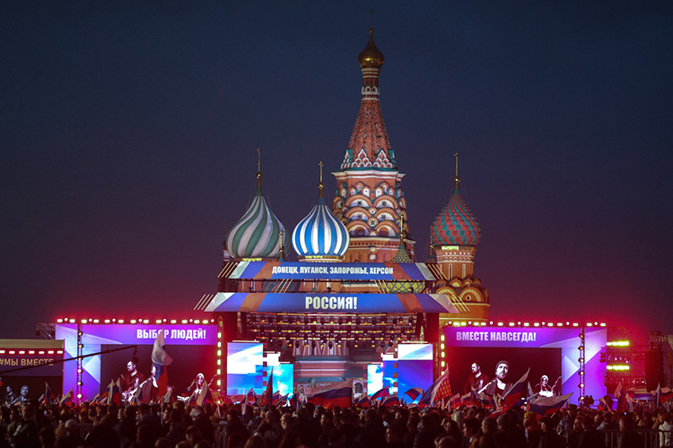 После исполнения гимна России концерт продолжился, но уже без участия президента