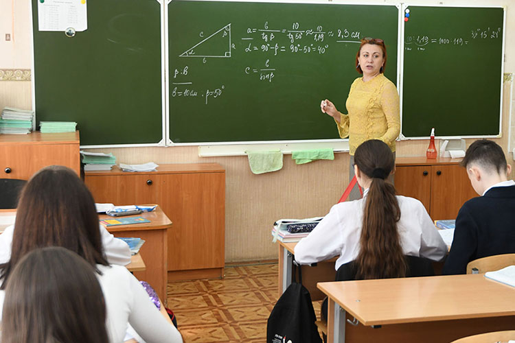 На одного учителя в школах Казани приходится 21,4 ученика. Это выше среднего показателя по России с 18 учениками на одного педагога. Число учащихся в городских школах за 10 лет  выросло на 53%, а число учителей только на 6%