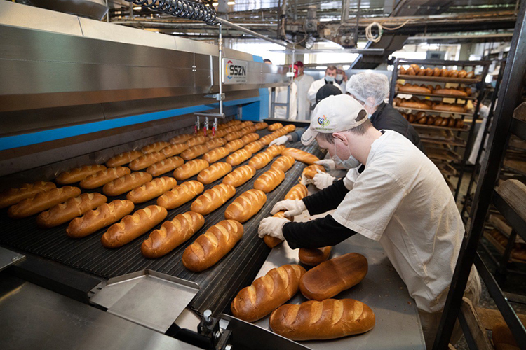 «Два хлебозавода имеют 21 производственную линию, на них выпекается хлеб, батоны, но средняя загрузка этих линий составляет 40-50 процентов»