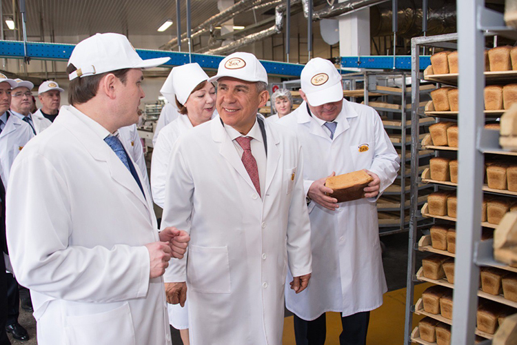 «У нас в периметре холдинга два хлебозавода. Если просуммировать тоннаж хлеба, который производится, и выручку, которую мы получаем, то по двум хлебозаводам суммарно мы занимаем 10-11 место в России»