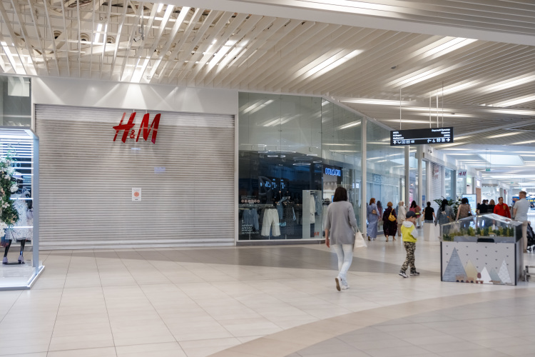 Ритейлер H&M объявил, что приступил к закрытию своих магазинов в России. На сегодня все три казанские точки работают, в контакт-центре сориентировать по срокам закрытия не смогли