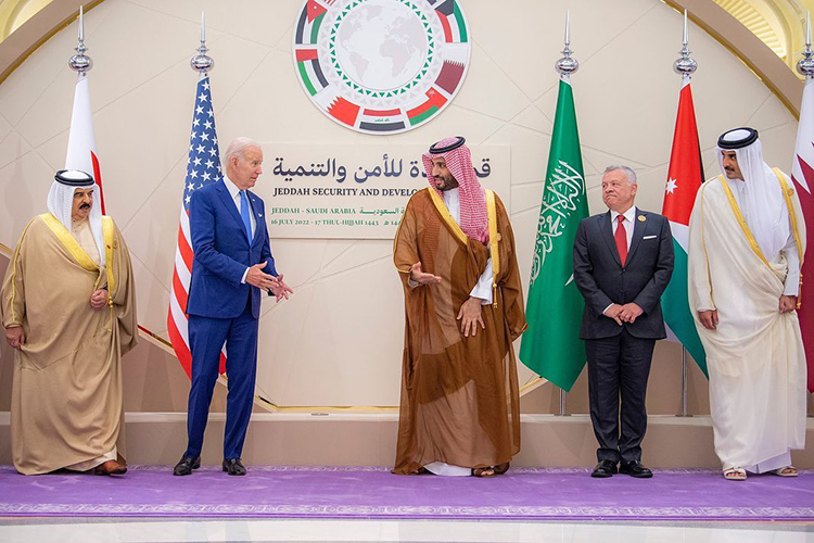 В июле этого года Джо Байден впервые посетил Саудовскую Аравию в надежде, что получится договориться об увеличении поставок сырья и таким образом снизить мировые цены на нефть. Видимо, договориться все-таки не получилось